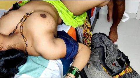 La zia indiana Kavitha XXX fa una fellatio al nostro coniuge e la mette in bottiglia per un po' di azione in camera da letto con Pooja Sex.