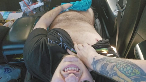 Un homme trans se masturbe dans la voiture avec un vibromasseur tout en gémissant profondément (ASMR)