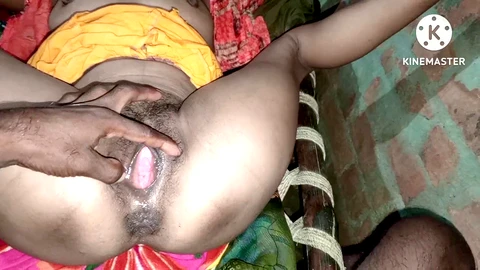 Le demi-frère frappe les fesses de sa demi-sœur avant un intense rapport anal dans l'appartement