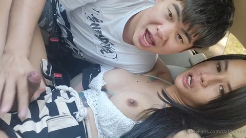 Une ladyboy thaïlandaise se fait pilonner le cul en plein air dans les bois par un groupe