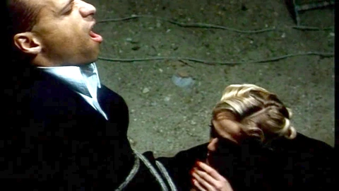 Kelly Trump joue Mata Hari, taquinant son prisonnier avec une masturbation manuelle avant de lui faire une fellation.