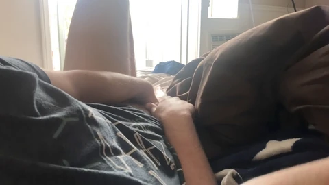 Schwule Freunde und Mitbewohner teilen ihre wilden Abenteuer