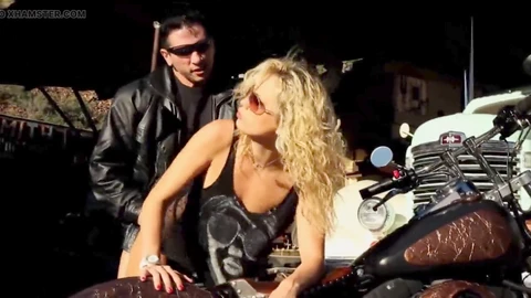 La sexy bionda Kiara Diane viene penetrata duramente all'aperto da John Strong in scene di sesso epiche.