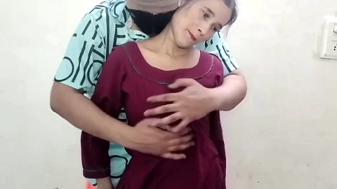 La sexy bhabhi indienne Kajolbabs devient torride dans le village