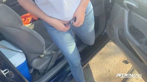 Jazmin si bagna i pantaloni in un gesto disperato! Cattiva azione di fare la pipì di una MILF!