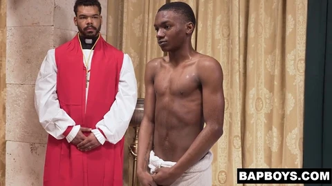 Dominic Young lutte avec un énorme membre noir pendant son initiation avec Brock Johnson et Prince Reign