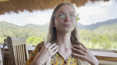 Guide étape par étape pour embrasser votre côté sissy avec la Déesse Bella Rae