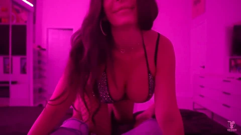 Kiki Klout, une sexy danseuse latine, se fait séduire dans une station-service et baisée violemment