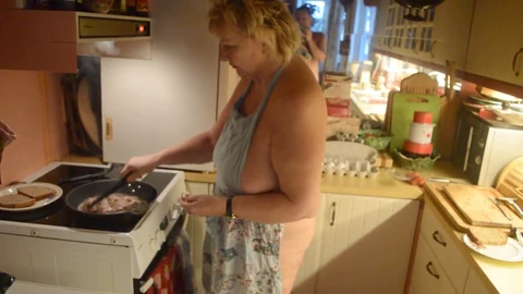 Amour nu dans la cuisine avec Goldenpussy 81