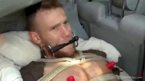 L'uomo muscoloso Damien Michaels con un membro robusto è coinvolto in un carjacking.
