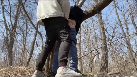 Plaisir en plein air avec des filles aux gros seins suçant des bites dans les bois