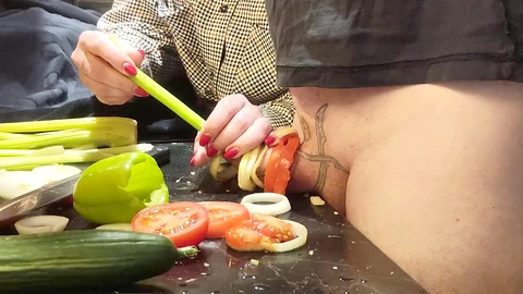 Sinfulcat vit une expérience sauvage de masturbation en cuisine avec de la nourriture et des gros plans.