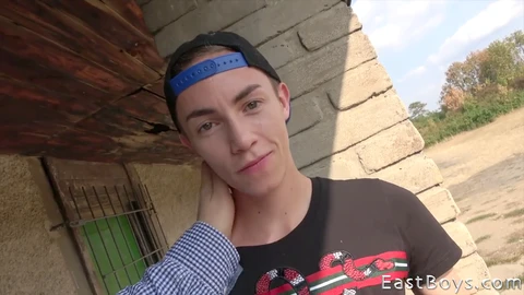 Nick Danner bekommt im Auto einen flirty Handjob