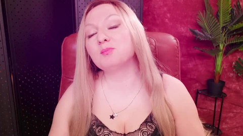 ASMR : L'infirmière Arya Grander joue avec des gants et dévore des oranges juteuses